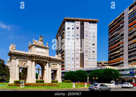 VALENCIA, Spanien - 6. August 2016: Zu Plaza De La Puerta del Mar (Tor des Platzes Meer) im Zentrum von Valencia Stadt In Spanien. Stockfoto