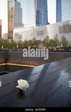 Weiße rose Hommage an Ronald Milstein Namen auf der südlichen Memorial Pool ehemaligen 2 Welt Handel Platzbedarf im Rechenzentrum New York City USA Stockfoto