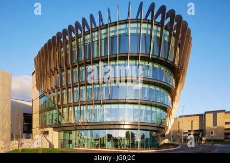 Die gerippte und Glasfassade der neuen Oastler Gebäude, Campus der Universität Huddersfield, West Yorkshire Stockfoto