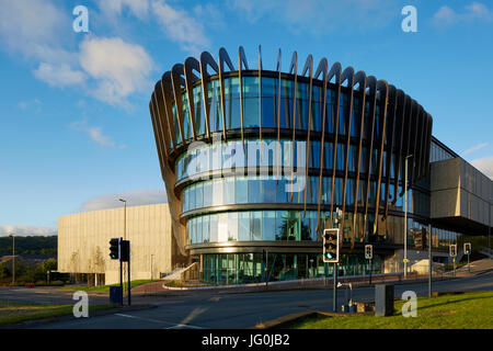 Die gerippte und Glasfassade der neuen Oastler Gebäude, Campus der Universität Huddersfield, West Yorkshire Stockfoto