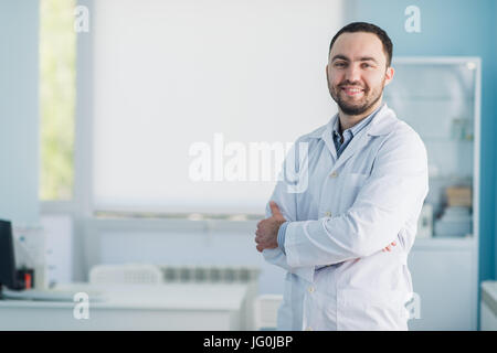 Junge hübsche Ärztin drinnen im Krankenhaus Büro Stockfoto