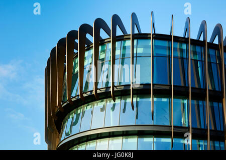 Die gerippte und Glasfassade der neuen Oastler Gebäude, Campus der Universität Huddersfield, West Yorkshire Stockfoto