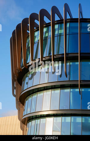 Die gerippte und Glasfassade der neuen Oastler Gebäude, Campus der Universität Huddersfield, West Yorkshire Stockfoto