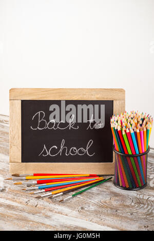 zurück zur Schule liefert Schule auf hölzernen Hintergrund Stockfoto