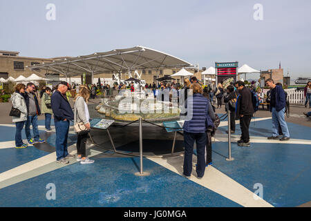 Touristen, Besucher, Alcatraz Modell, Modell von Alcatraz, boarding Area, Alcatraz Landing, Pier 33, The Embarcadero, San Francisco, Kalifornien Stockfoto