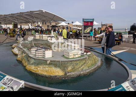 Touristen, Besucher, Alcatraz Modell, Modell von Alcatraz, boarding Area, Alcatraz Landing, Pier 33, The Embarcadero, San Francisco, Kalifornien Stockfoto