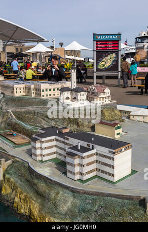 Touristen, Besucher, Alcatraz Modell, Modell von Alcatraz, boarding Area, Alcatraz Landing, Pier 33, The Embarcadero, San Francisco, Kalifornien Stockfoto