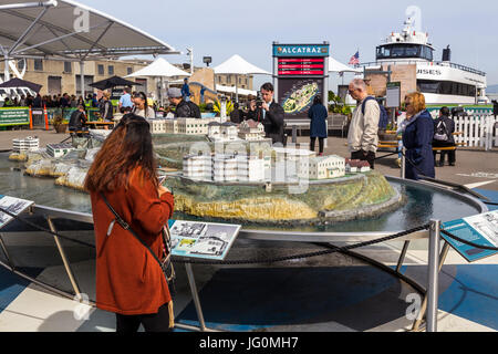 Touristen, Besucher, Alcatraz Modell, Modell von Alcatraz, boarding Area, Alcatraz Landing, Pier 33, The Embarcadero, San Francisco, Kalifornien Stockfoto