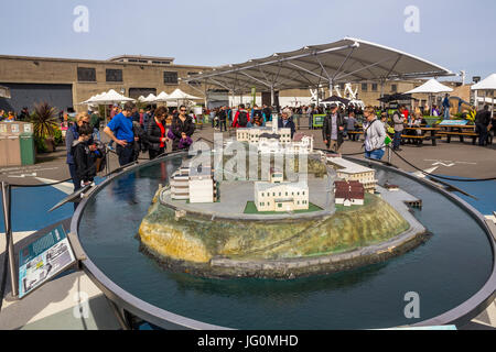 Touristen, Besucher, Alcatraz Modell, Modell von Alcatraz, boarding Area, Alcatraz Landing, Pier 33, The Embarcadero, San Francisco, Kalifornien Stockfoto