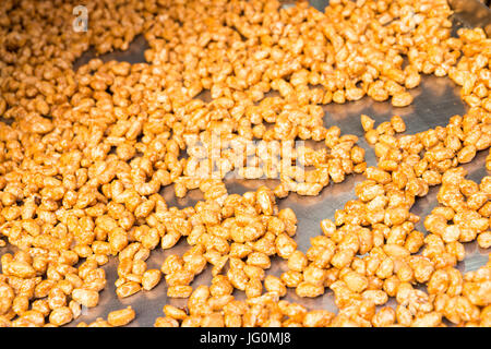 Köstliche gezuckerten Erdnüsse bereit für Essen Stockfoto