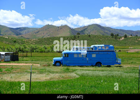 Eine alte umgebaute Bus mit VW-Bus-Komponenten sitzt in einem Feld in ländlichen Colorado. Stockfoto