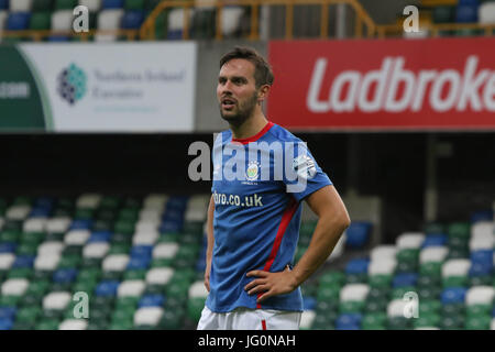 Windsor Park, Belfast, Nordirland. 28. Juni 2017. Linfield 1 La Fiorita 0.  Linfield von Andrew Waterworth (7) in Aktion. Stockfoto