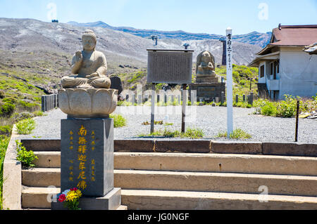 Stein Buddha-Statue am Fuße des Mount Aso Vulkan, Kyushu, Japan Stockfoto