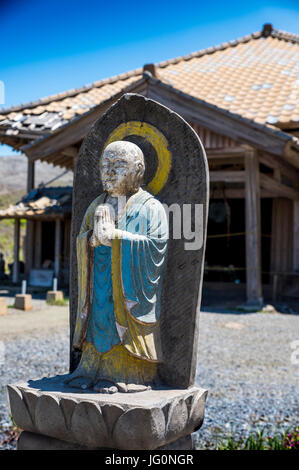 Stein Buddha-Statue am Fuße des Mount Aso Vulkan, Kyushu, Japan Stockfoto