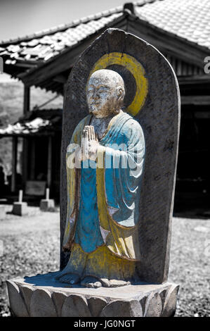 Stein Buddha-Statue am Fuße des Mount Aso Vulkan, Kyushu, Japan Stockfoto