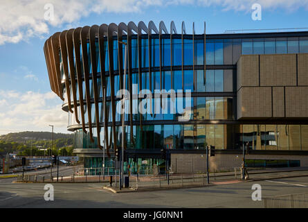 Die gerippte und Glasfassade der neuen Oastler Gebäude, Campus der Universität Huddersfield, West Yorkshire Stockfoto