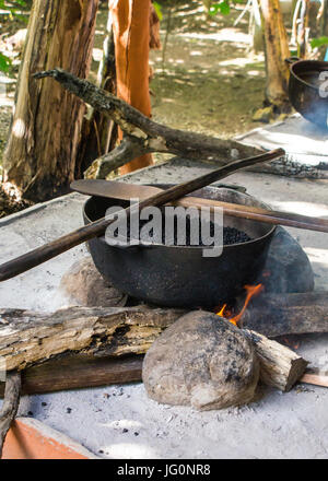 großen Topf mit Kakaobohnen über einem Feuer Stockfoto