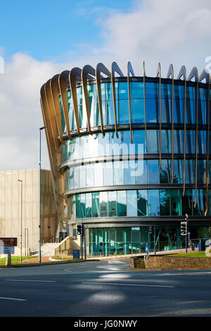 Die gerippte und Glasfassade der neuen Oastler Gebäude, Campus der Universität Huddersfield, West Yorkshire Stockfoto