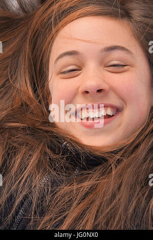 Mädchen mit Luft um sie herum lachen Stockfoto