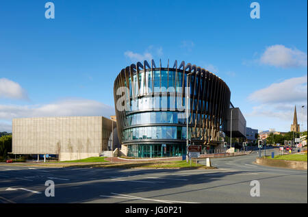 Die gerippte und Glasfassade der neuen Oastler Gebäude, Campus der Universität Huddersfield, West Yorkshire Stockfoto