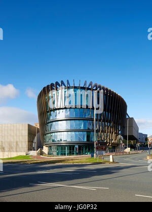 Die gerippte und Glasfassade der neuen Oastler Gebäude, Campus der Universität Huddersfield, West Yorkshire Stockfoto