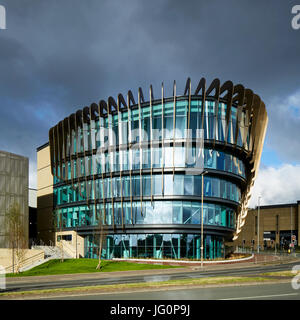 Die gerippte und Glasfassade der neuen Oastler Gebäude, Campus der Universität Huddersfield, West Yorkshire Stockfoto