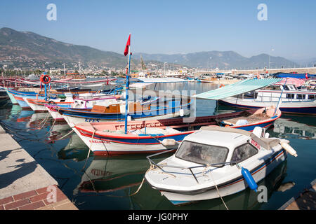 Angelboote/Fischerboote vertäut im Hafen von Alanya, Türkei Stockfoto