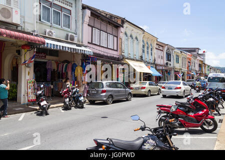 Verkehr in Thalang Road in Phuket Altstadt, ThailandThalang Straße in der alten Stadt Phuket, Thailand Stockfoto