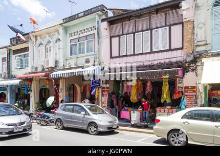 Geschäfte und Autos in Thalang Road in alte Stadt Phuket, Thailand Stockfoto