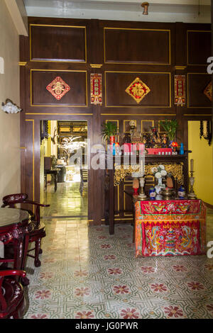 Inneren des Hauses mit Schrein in Thalang Road in alte Stadt Phuket, Thailand Stockfoto