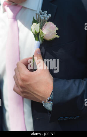 Boutonniere Bräutigam mit einer rosa Rose auf einen Hochzeitstag Stockfoto