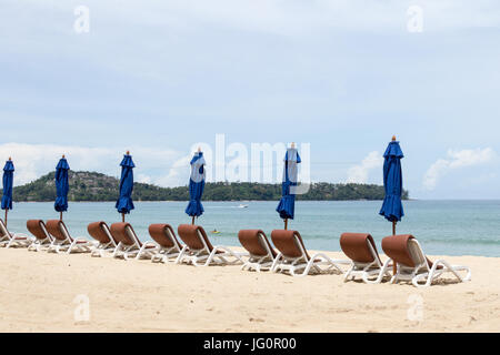 Liegestühle und Sonnenschirme am Strand von Bang Tao, Phuket, Thailand Stockfoto