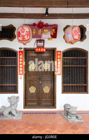 Eingangstür des Sino-portugiesischer Architektur-Haus in Thalang Road, Phuket, Thailand Stockfoto