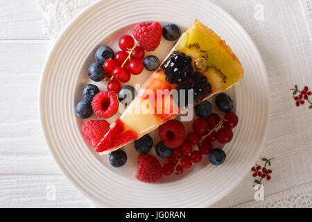 Leckeres Stück Obst Beeren Kuchen hautnah auf einem Teller. Horizontale Ansicht von oben blau Stockfoto