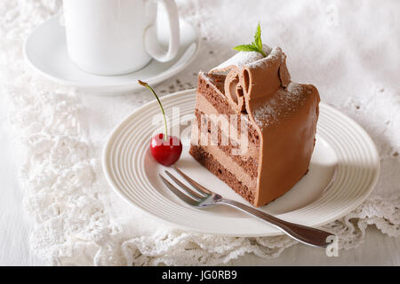 Schöne festliche Schokoladentorte mit Kaffee Creme close-up auf dem Tisch. horizontale Stockfoto