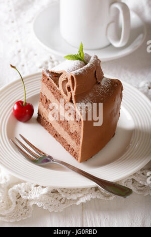 Österreichischen Schokoladenkuchen mit einer zarten Buttercreme Nahaufnahme auf dem Tisch. vertikale Stockfoto