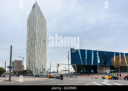 Museu Blau – Naturhistorisches Museum von Barcelona, Forum Building, Herzog & de Meuron Architekten, Ansicht von Südwesten mit Diagonal ZeroZero Turm Stockfoto