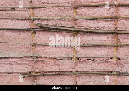 Bambus-Textur im gegossenen Betonwand, alte afrikanische Haus Stockfoto