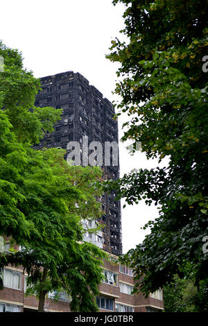 Grenfell Turm - Brandkatastrophe, die durch das Gebäude verlassen Hunderte Obdachlose und vielen Toten gerissen steht nun schwarz und verbrannt. Stockfoto