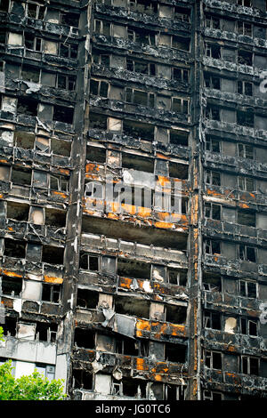 Grenfell Turm - Brandkatastrophe, die durch das Gebäude verlassen Hunderte Obdachlose und vielen Toten gerissen steht nun schwarz und verbrannt. Stockfoto