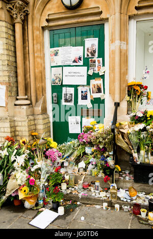 Floral Tribute & Nachrichten für die Opfer der Brandkatastrophe Grenfell Tower in London, die viele Familien obdachlos und 58 tot oder vermisst. Stockfoto