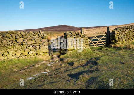 Küssen, Tor und Holztor auf Hügeln oberhalb von Hayfield im Peak District National Park, Derbyshire, England. Stockfoto