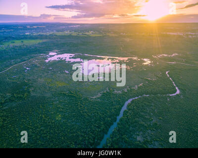 Blick auf Sonnenuntergang über Horizont über Mangroven und Fluss. Melbourne, Australien Stockfoto