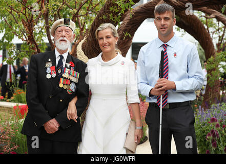 Sophie Gräfin von Wessex mit dem blinden Veteranen Lewis Trinder (links) im britischen Blind Veterans 'IT's all about Community Garden', während des Pressetag für die RHS Hampton Court Palace Flower Show 2017 im Hampton Court, London. Stockfoto