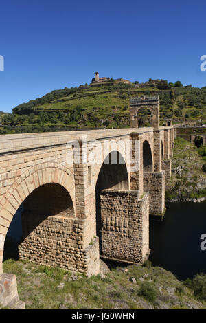 Römische Brücke über den Fluss Tajo in Alcantara, Extremadura, Spanien (In der Draufsicht der Stadt Alcantara) Stockfoto