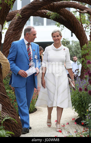 Sophie Gräfin von Wessex mit Chief Executive Officer von Blind Veterans UK in ihrem "IT's all about Community Garden", während des Pressetag für die RHS Hampton Court Palace Flower Show 2017 im Hampton Court, London. Stockfoto