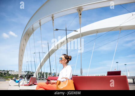 Frau auf der modernen Brücke in Lyon Stockfoto