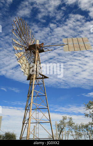 Australische Windmühle für das Pumpen von Wasser für die Bewässerung Stockfoto