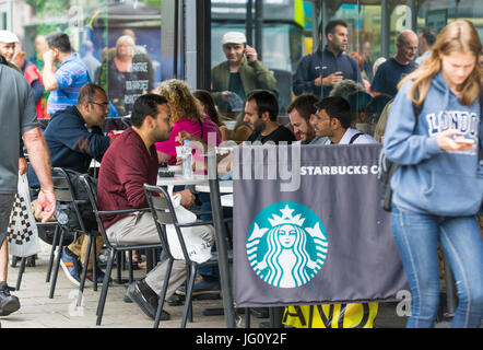 Starbucks Coffee-Shop mit Sitzmöglichkeiten im Freien im Süden von England, UK. Stockfoto