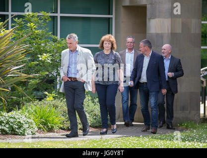 Sinn Féin (links-rechts) Declan Kearney, Caral N' Chuil'n, Gerry Kelly Conor Murphy und Alex Maskey vor, im Gespräch mit den Medien in Stormont Castle, Belfast, als Fortsetzung der Gespräche zur Wiederherstellung der Powersharing in Nordirland. Stockfoto